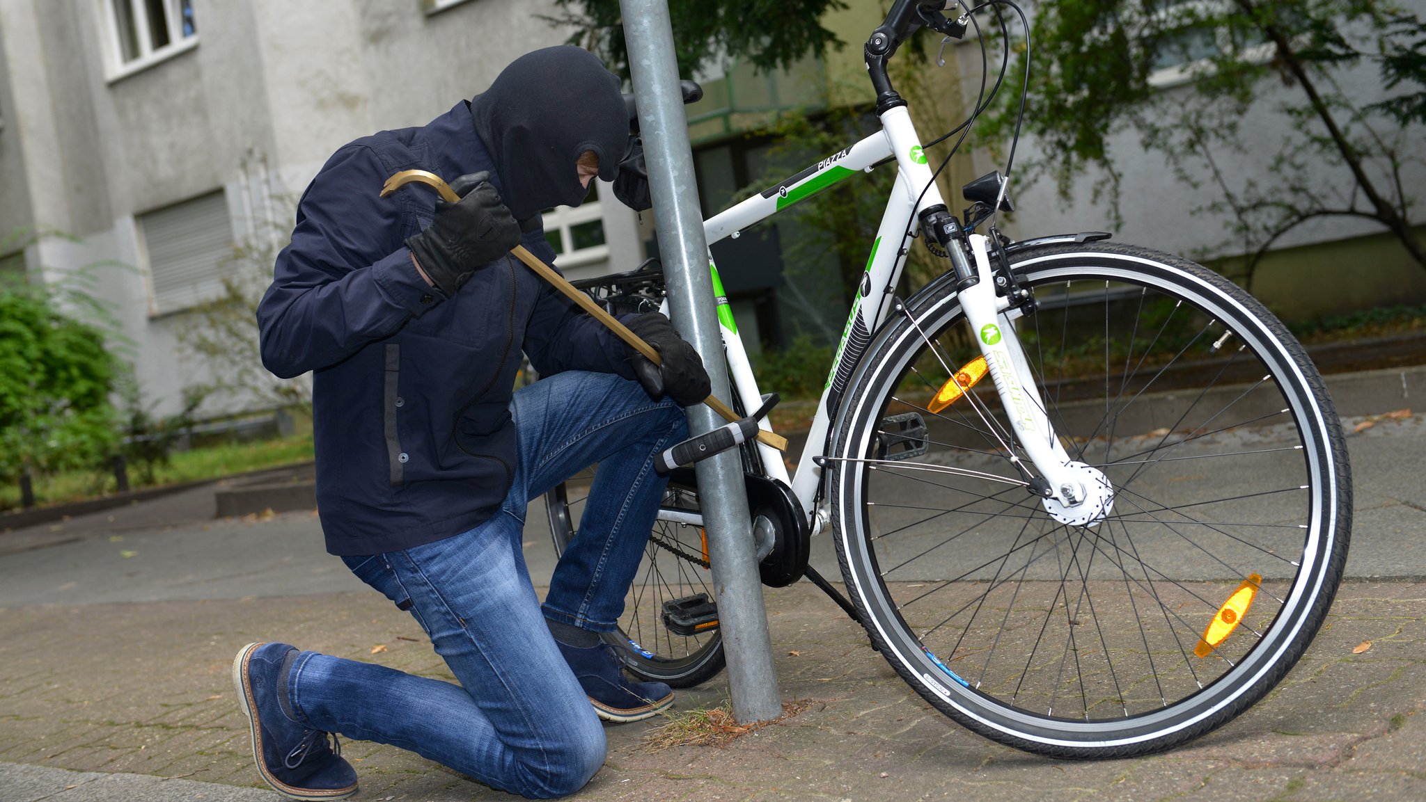 Fahrraddieb knackt mit Eisenstange Fahrradschloss | Bild: picture alliance / Bildagentur-online/Schoening Fahrraddieb knackt mit Eisenstange Fahrradschloss
