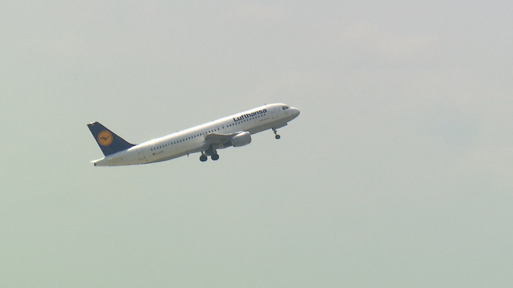 Eine startende Lufthansa-Maschine | Bild: BR Eine startende Lufthansa-Maschine