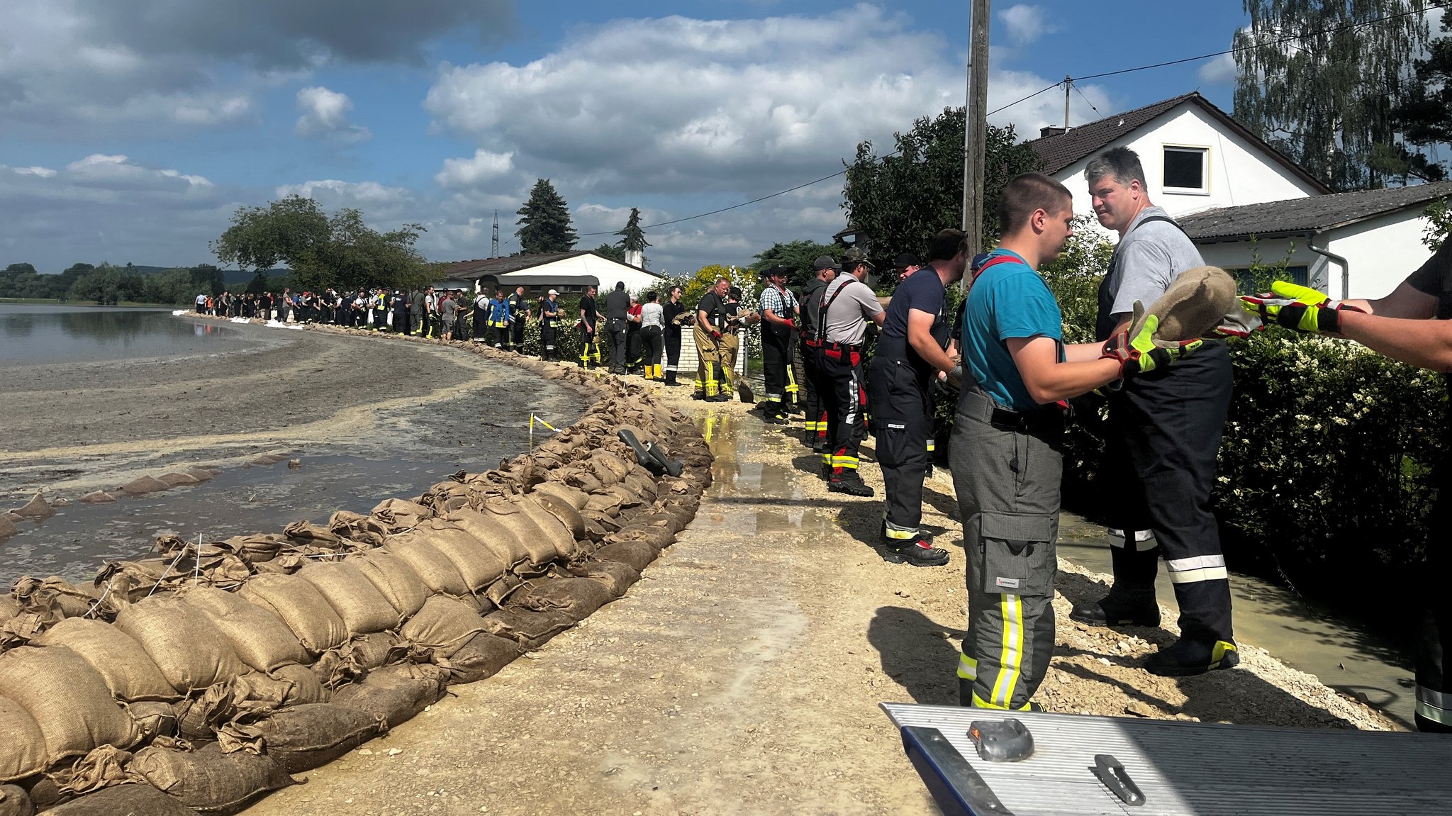 Beim schweren Hochwasser im Juni 2024 packten die Menschen zusammen an, um sich mit einem Behelfsdamm aus Sandsäcken vor den Fluten zu schützen.