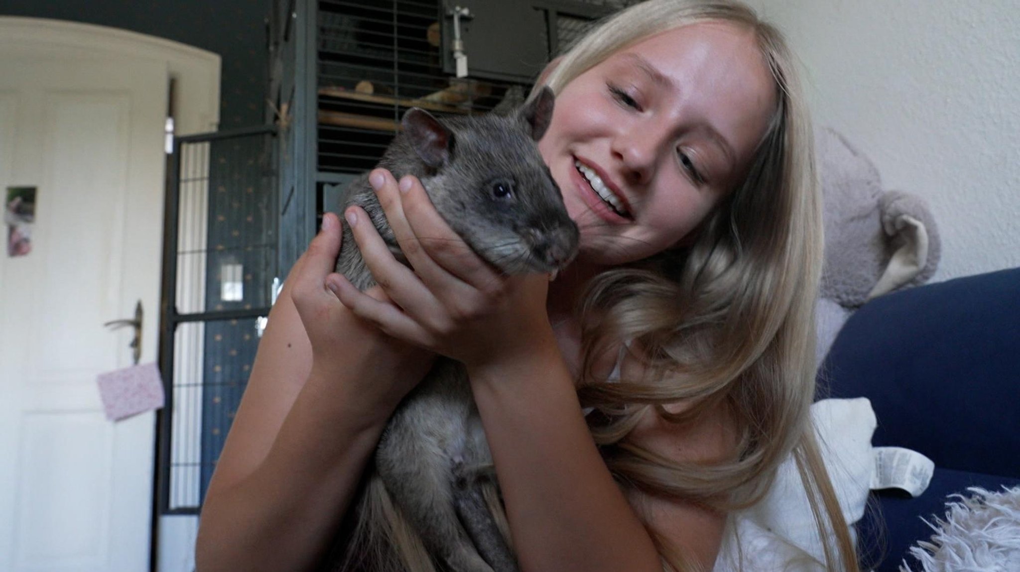 Amanda und ihre Hamsterratte Bubi.