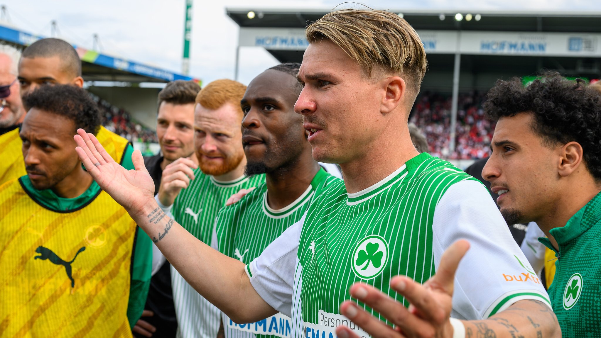Fragende Blick vor der Relegation: Fürths Felix Klaus | Bild: picture-alliance / dpa Fragende Blick vor der Relegation: Fürths Felix Klaus