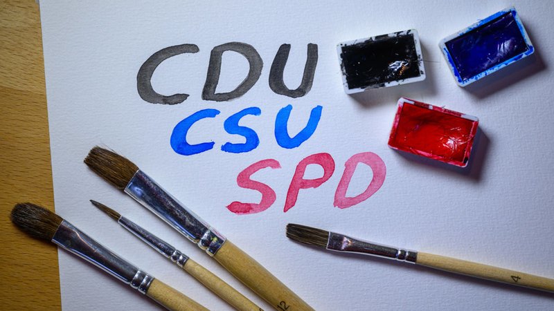 ILLUSTRATION - 21.02.2025, Sachsen, Leipzig: Mit Wasserfarben stehen die Namen der Parteien CDU/CSU und SPD auf einem Blatt Aquarellpapier. Am Sonntag (23.02.2025) fand die vorgezogene Wahl zum 21. Deutschen Bundestag statt. (zu dpa: «Regierungsbildung: Arbeitsgruppen sollen Ergebnisse abliefern») Foto: Hendrik Schmidt/dpa +++ dpa-Bildfunk +++ | Bild: dpa-Bildfunk/Hendrik Schmidt ILLUSTRATION - 21.02.2025, Sachsen, Leipzig: Mit Wasserfarben stehen die Namen der Parteien CDU/CSU und SPD auf einem Blatt Aquarellpapier. Am Sonntag (23.02.2025) fand die vorgezogene Wahl zum 21. Deutschen Bundestag statt. (zu dpa: «Regierungsbildung: Arbeitsgruppen sollen Ergebnisse abliefern») Foto: Hendrik Schmidt/dpa +++ dpa-Bildfunk +++