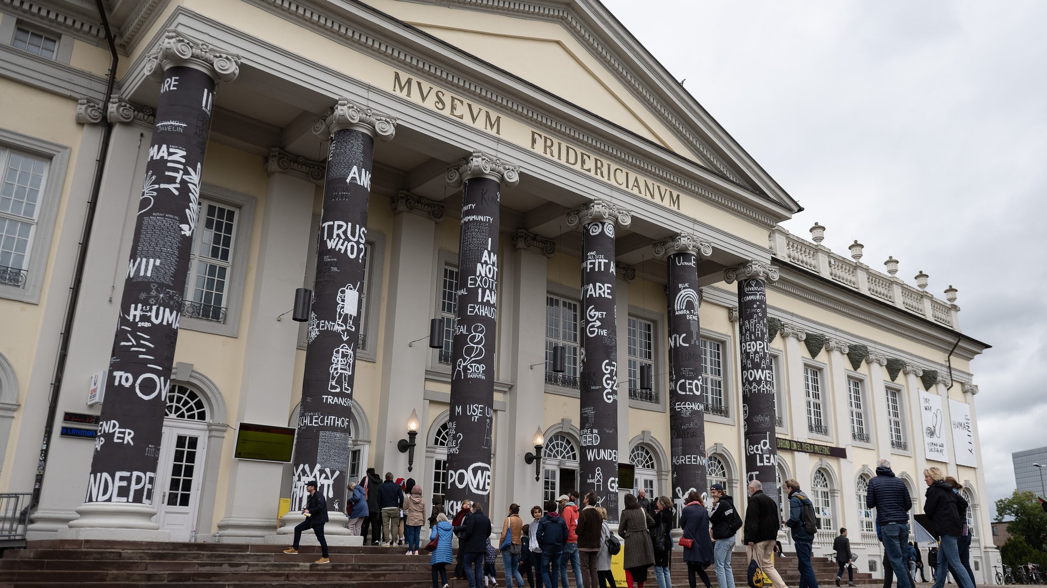 Besucher stehen am Eingang zum Museum Fridericianum bei der vergangenen Documenta in der Schlange.