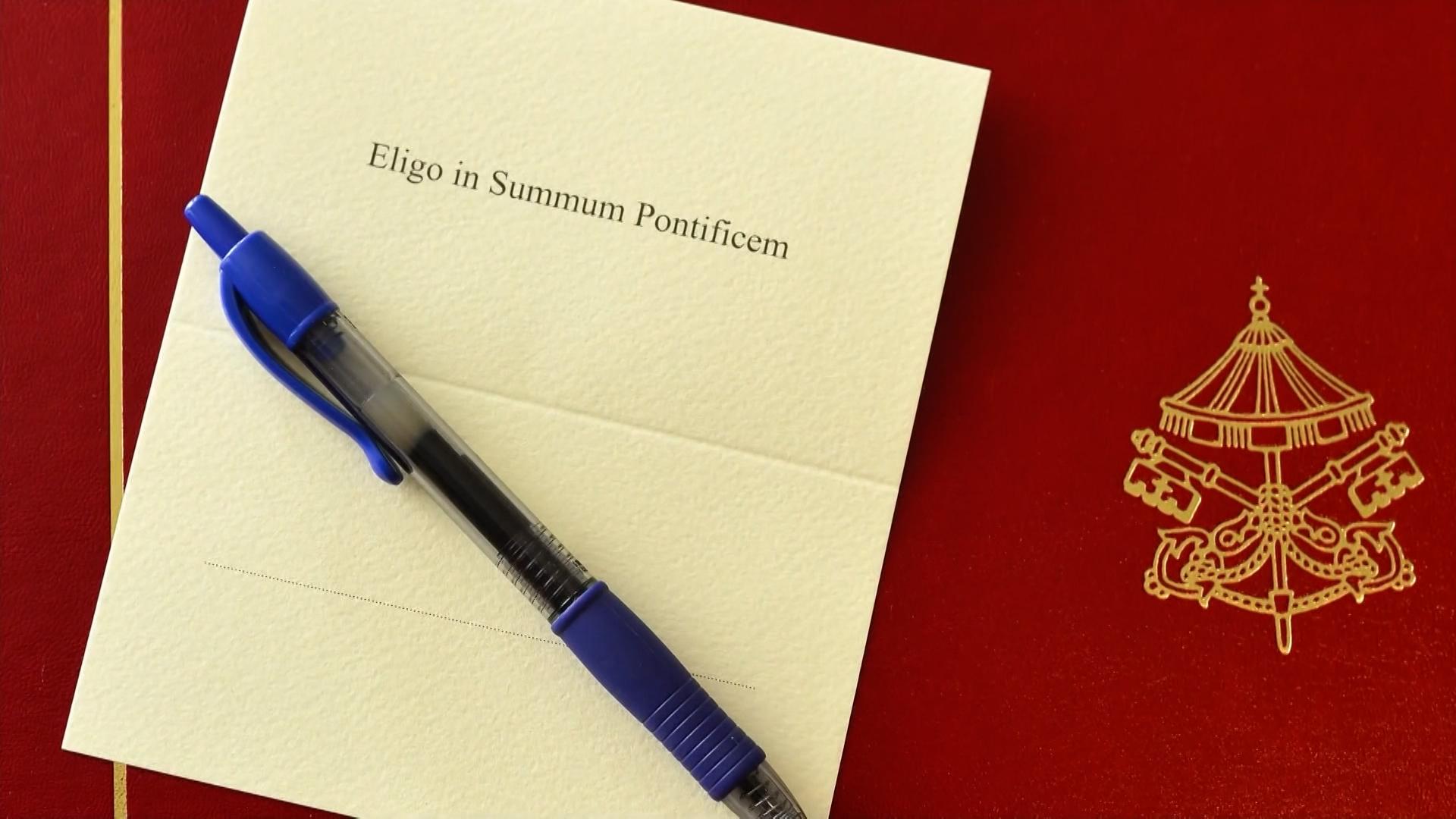 Im Konklave entscheiden 133 Kardinäle, wer der neue Papst wird. Nach dem ersten Wahlgang gibt es aber noch keine Entscheidung. 