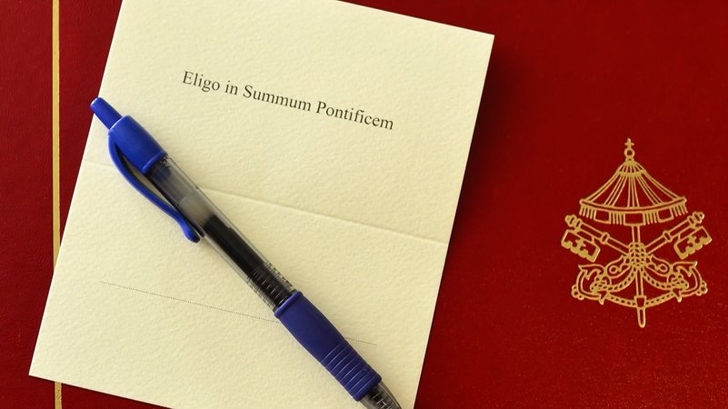 Im Konklave entscheiden 133 Kardinäle, wer der neue Papst wird. Nach dem ersten Wahlgang gibt es aber noch keine Entscheidung. | Bild: Bayerischer Rundfunk 2025 Im Konklave entscheiden 133 Kardinäle, wer der neue Papst wird. Nach dem ersten Wahlgang gibt es aber noch keine Entscheidung.