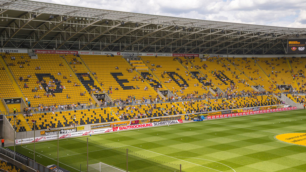 Das Rudolf-Harbig-Stadion in Dresden mit gelben und schwarzen Sitzen.