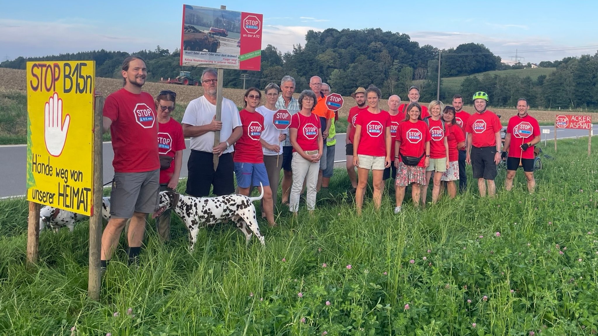 Gegner der B15neu haben im Raum Adlkofen mehrere Protestschilder aufgestellt