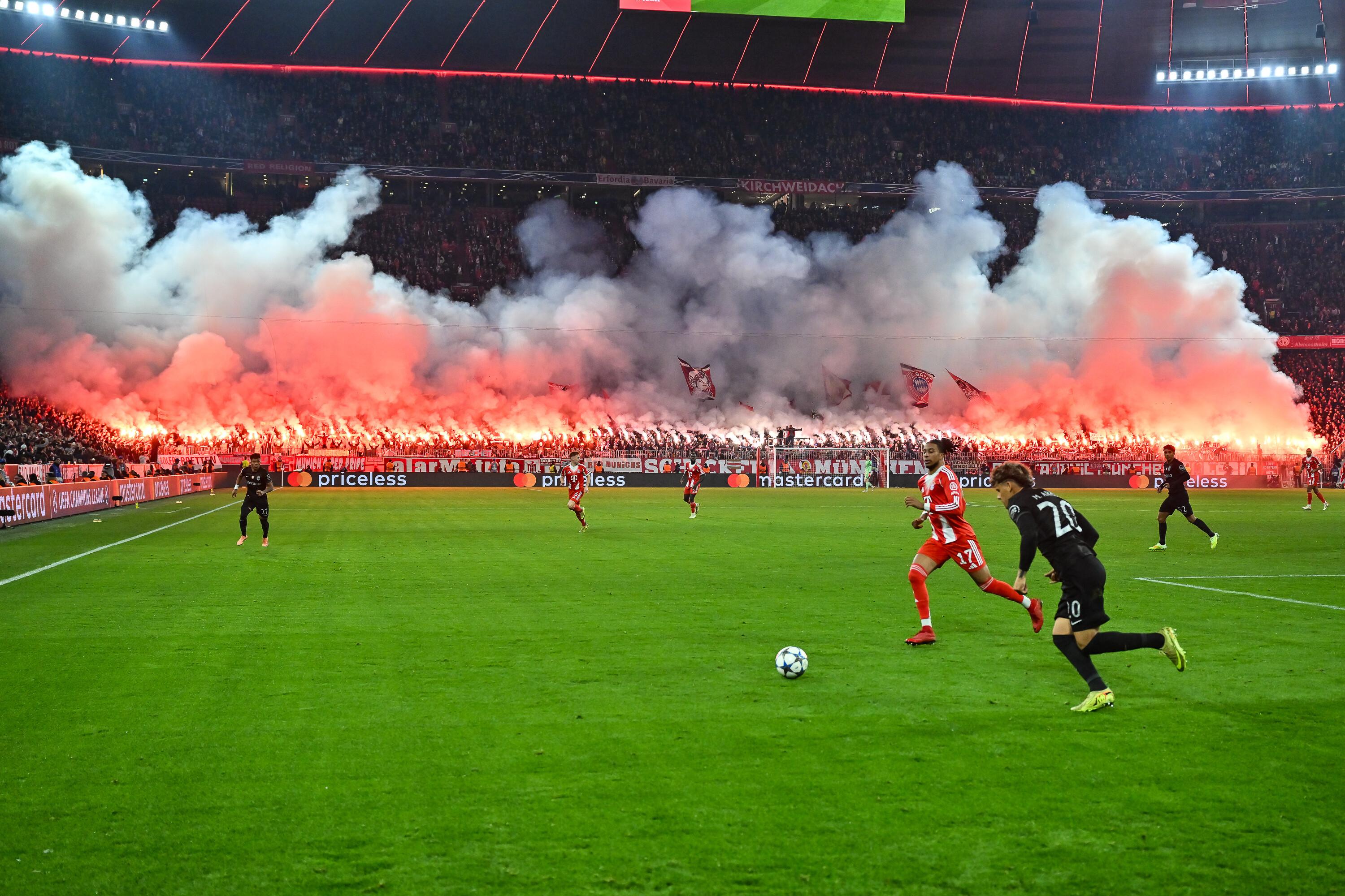 Beeindruckende Pyroshow der FC-Bayern-Fans, die aber unangenehme Folge haben dürfte.