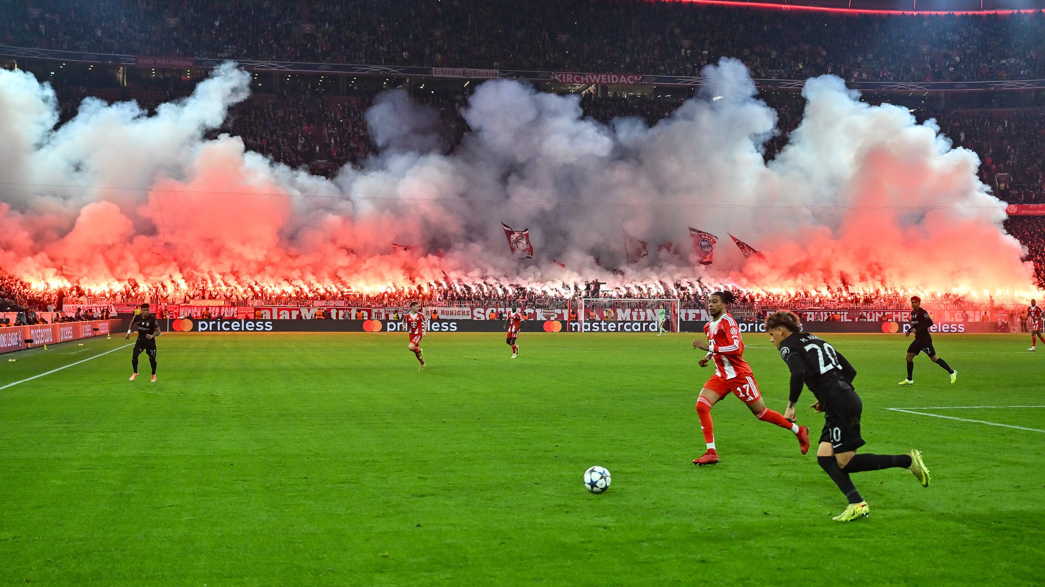Beeindruckende Pyroshow der FC-Bayern-Fans, die aber unangenehme Folge haben dürfte. | Bild: picture-alliance / dpa Beeindruckende Pyroshow der FC-Bayern-Fans, die aber unangenehme Folge haben dürfte.