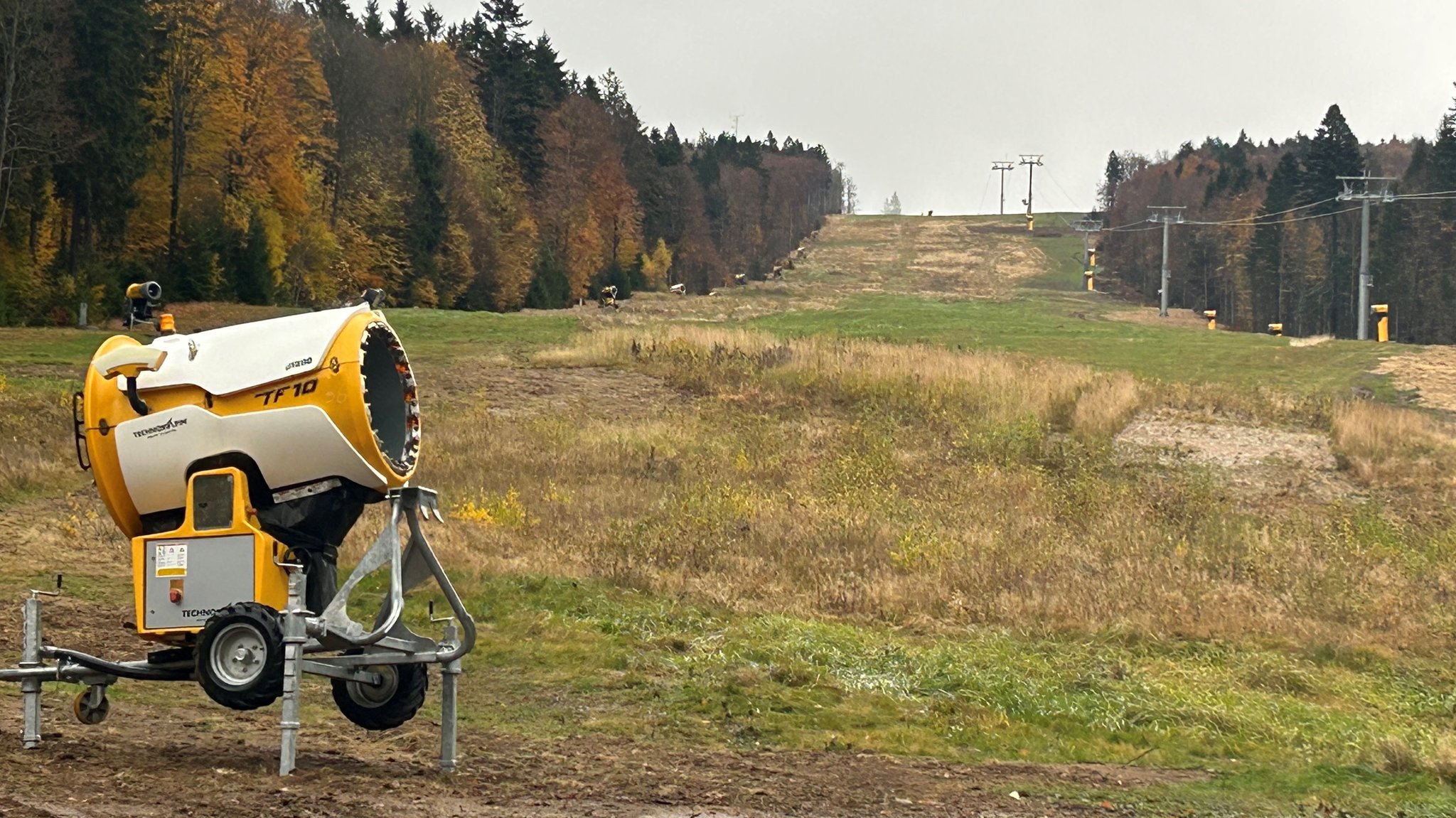 Das Skigebiet Mitterdorf: Die Verantwortlichen wollen den Berg und seine Umgebung auch außerhalb der Wintersaison attraktiv halten. | Bild: BR/Martin Gruber Das Skigebiet Mitterdorf: Die Verantwortlichen wollen den Berg und seine Umgebung auch außerhalb der Wintersaison attraktiv halten.