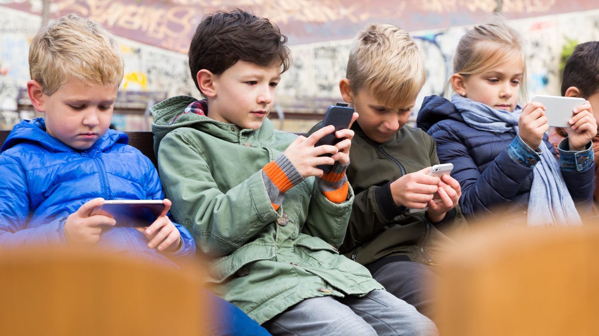 Kinder mit Smartphones