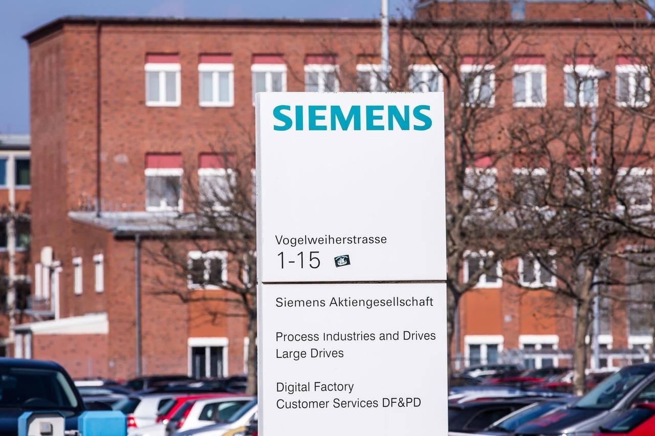 Siemens-Schild vor einem Werksgebäude in der Vogelweiherstraße