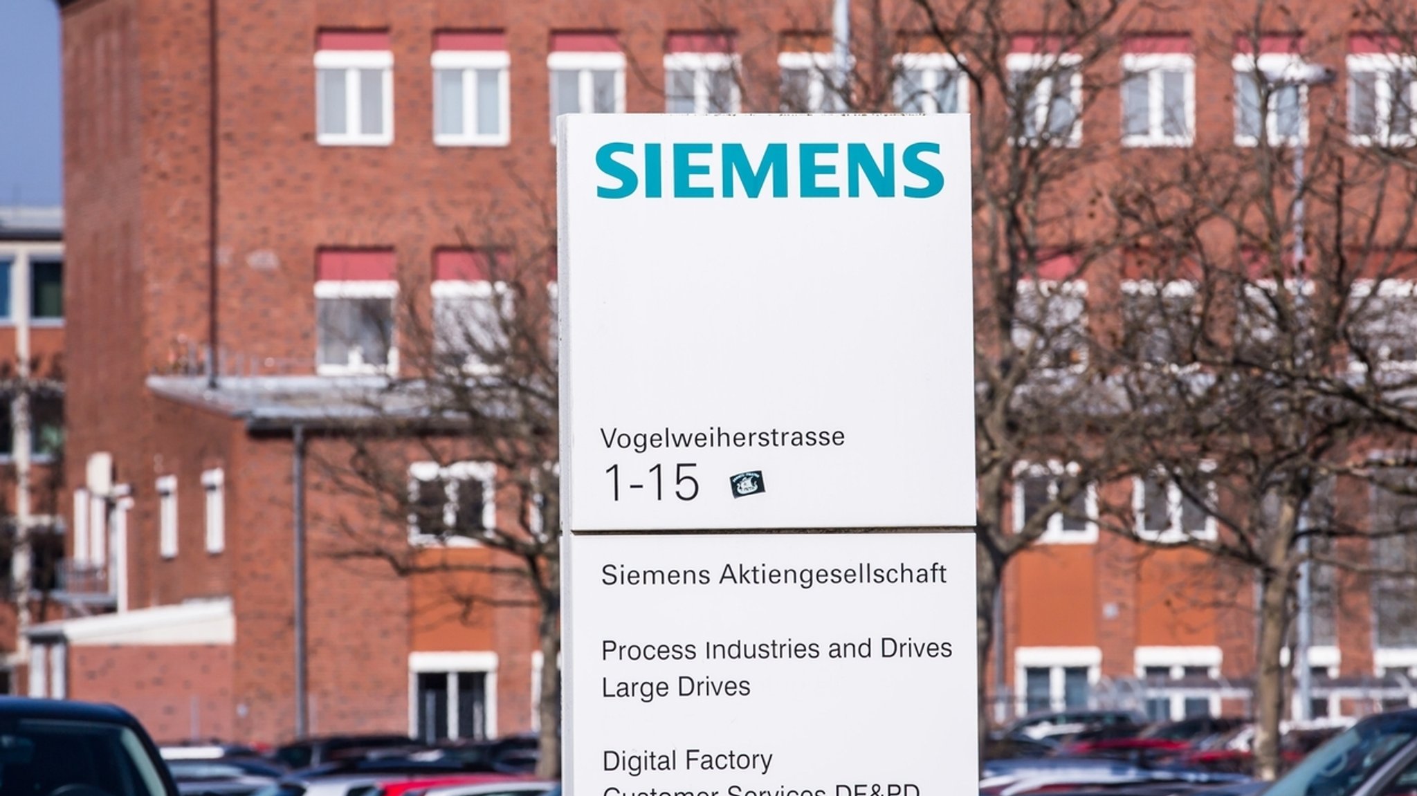 Siemens-Schild vor einem Werksgebäude in der Vogelweiherstraße