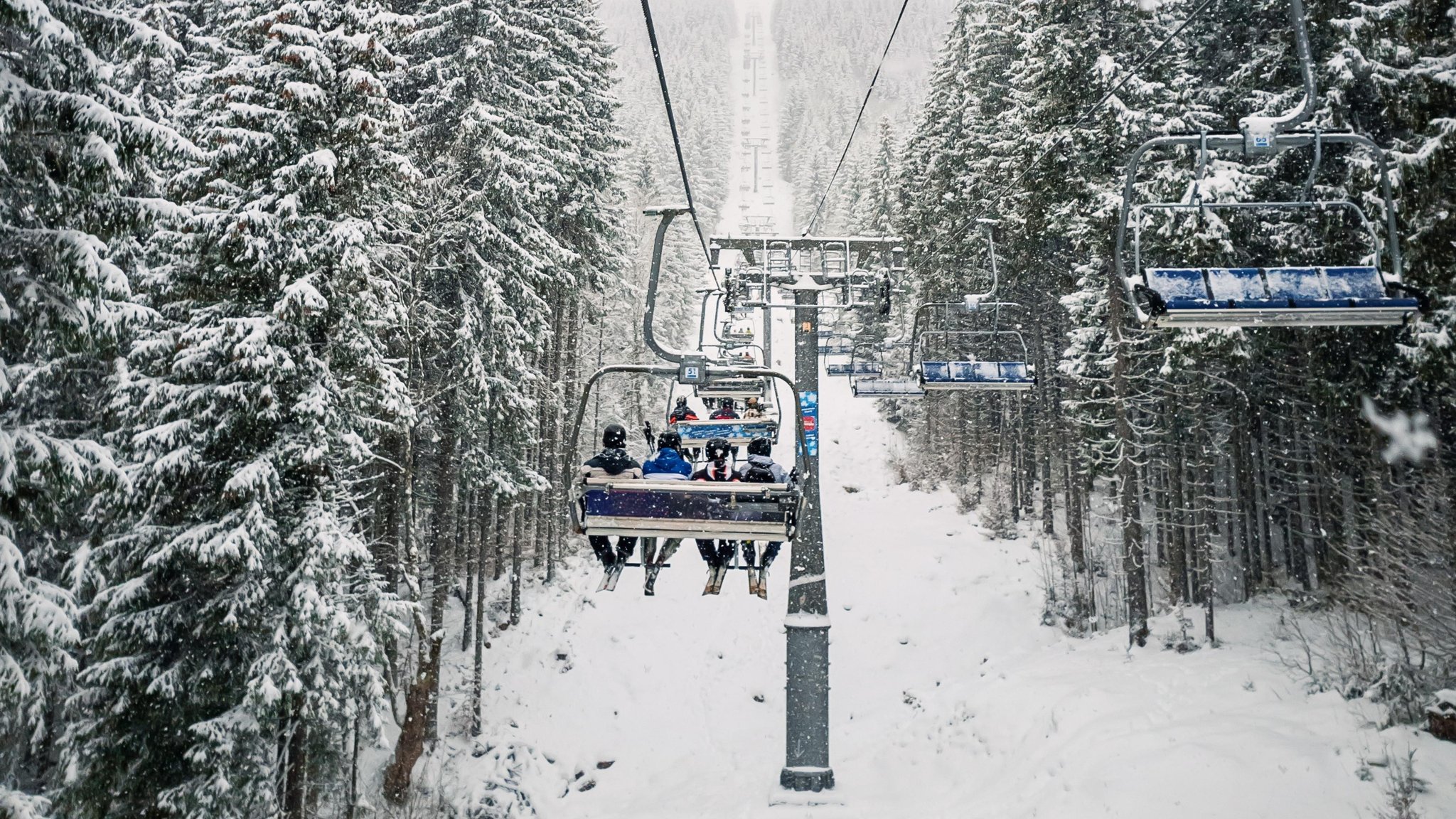 Skigebiete in der Ukraine gibt es bereits. Dieser Skilift gehört zum Wintersport-Resort Bukovel in den ukrainischen Karpaten. 