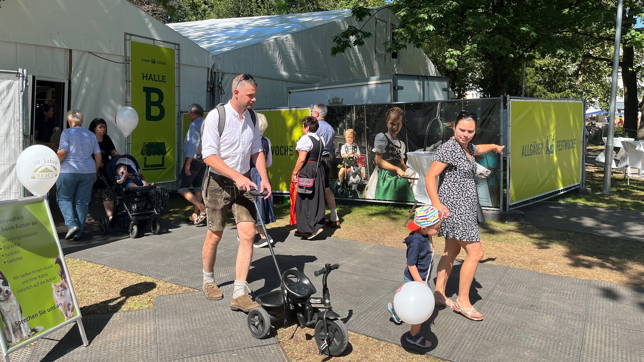 Familie besucht die Allgäuer Festwoche