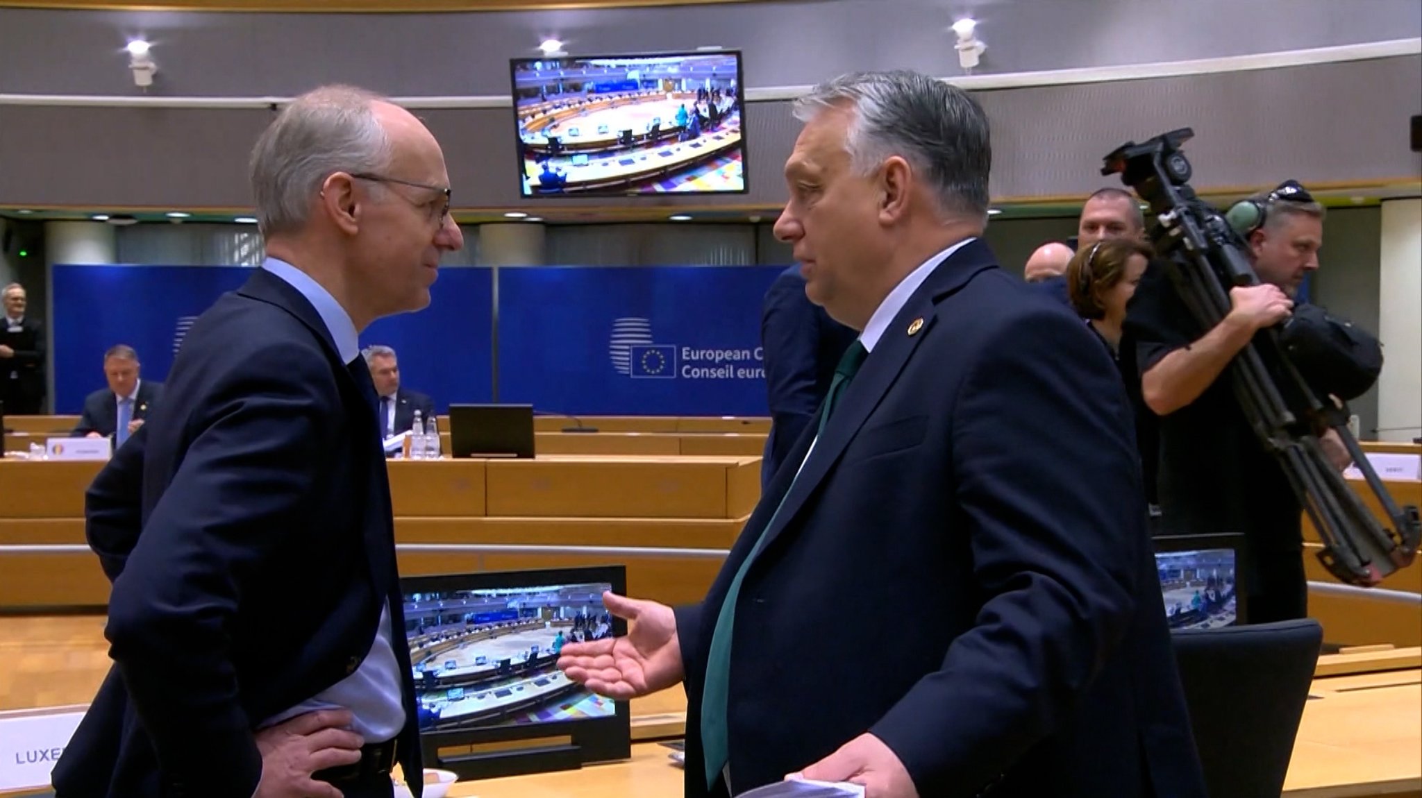 Robert Fico (r), Premierminister der Slowakei, spricht mit Viktor Orban, Premierminister von Ungarn, während dem EU-Gipfel