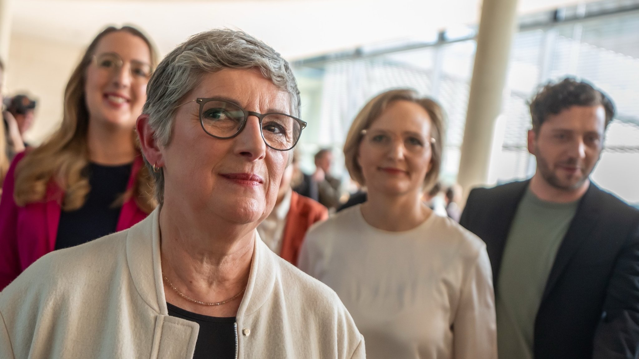 Katharina Dröge, Bundestags Fraktionsvorsitzende von Bündnis 90/Die Grünen Britta Haßelmann Bundestags Fraktionsvorsitzende von Bündnis 90/Die Grünen Franziska Brantner, Bundesvorsitzende von Bündnis90/Die Grünen, und Felix Banaszak, Bundesvorsitzender von Bündnis90/Die Grünen, gehen vor Beginn der Fraktionssitzung im Bundestag. Bei einer geplanten Sondersitzung im Bundestag sollen weitreichende Grundgesetzänderungen beschlossen werden.