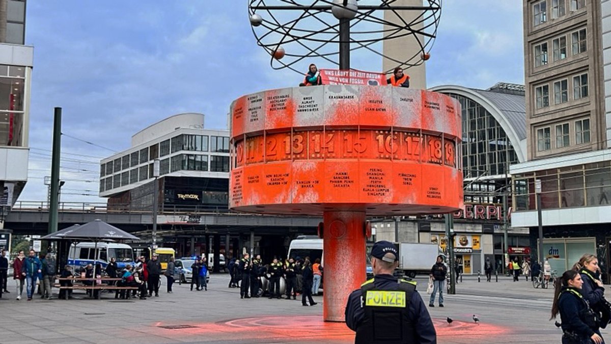 Aktivisten der Gruppe Letzte Generation haben die Weltzeituhr am Alexanderplatz Orange eingefärbt.