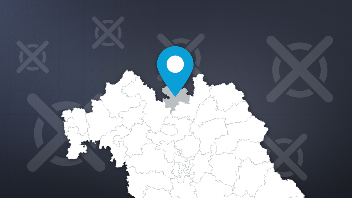 Illustration einer Bayernkarte vor einem dunklen Hintergrund mit Wahlkreuzen