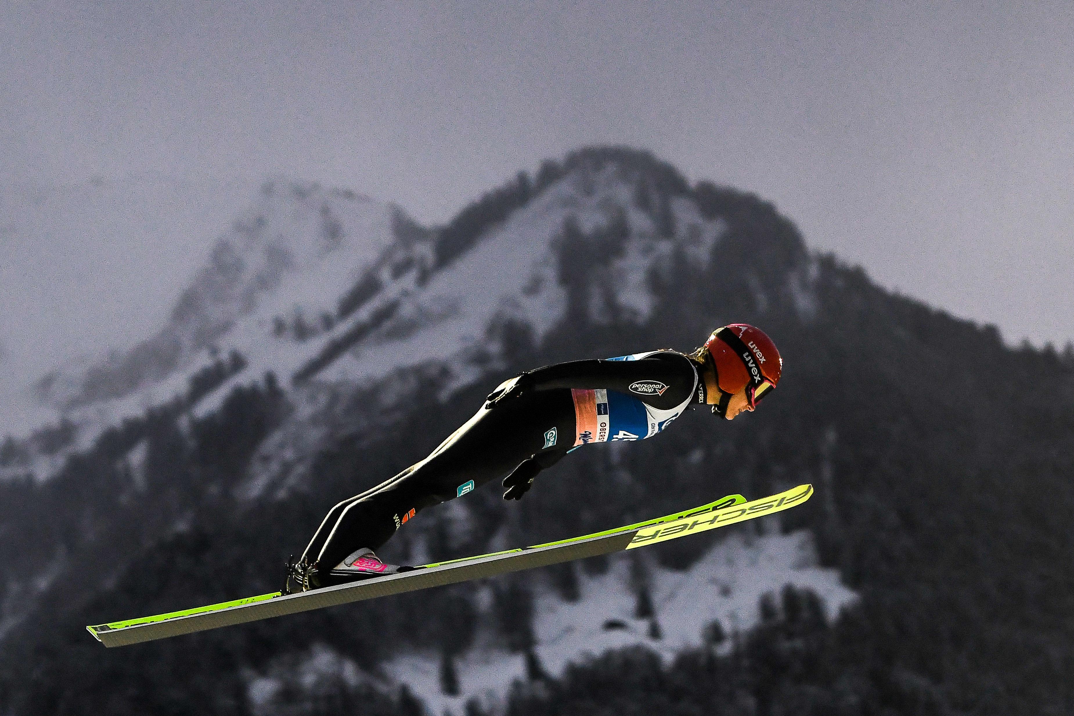 Katharina Schmid beim Skisprung in Oberstdorf.