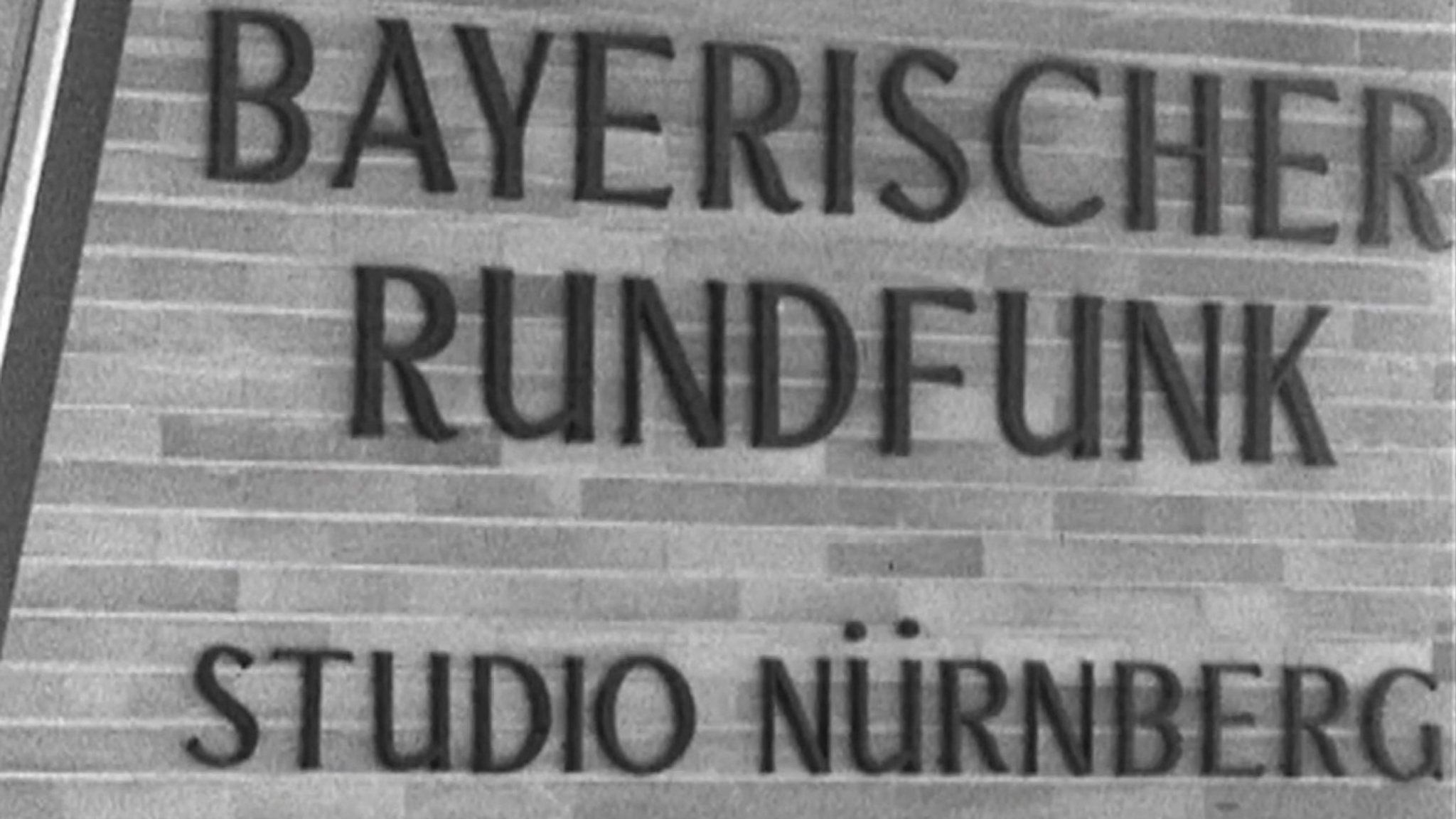 Aufschrift "Bayerischer Rundfunk, Studio Nürnberg" an einer Wand.