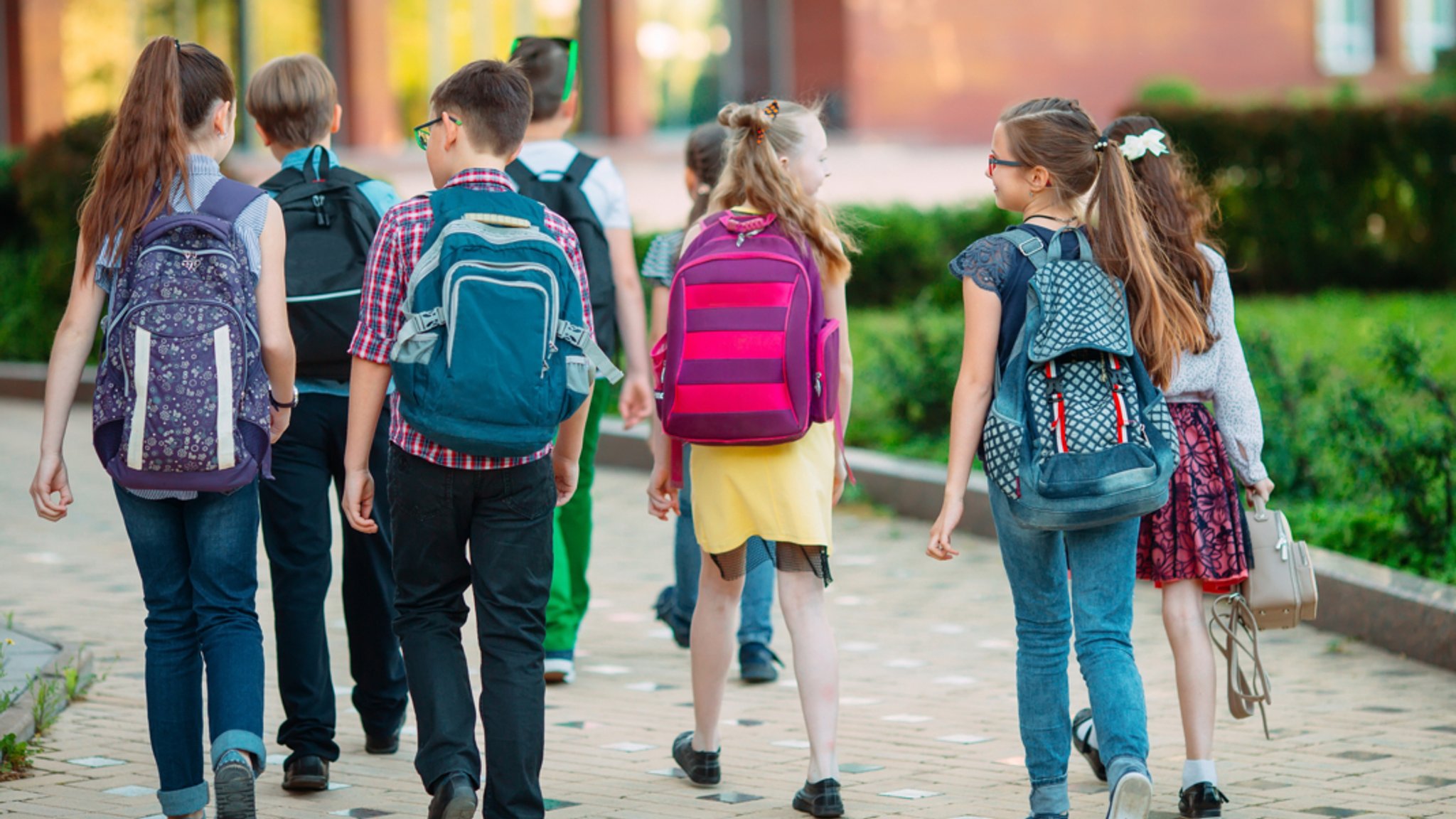 Eine Gruppe Kinder auf dem Weg zur Schule. 