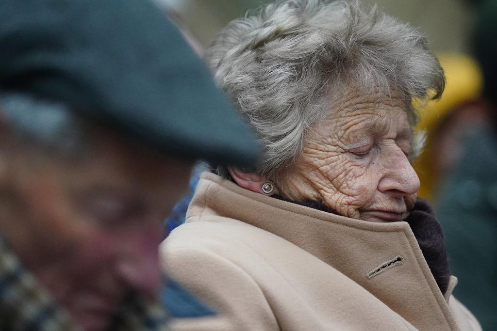 Großbritannien, London: Menschen nehmen anlässlich des 85. Jahrestages des ersten Kindertransports aus Deutschland nach Großbritannien an einer Gedenkfeier am Bahnhof Liverpool Street teil. Am 1. Dezember 1938 waren jüdische Kinder mit dem ersten Kindertransport aus Deutschland nach Großbritannien gebracht worden. Bis September 1939 kamen auf diese Weise rund 10.000 Minderjährige in Großbritannien vor dem Nazi-Regime in Deutschland in Sicherheit. Foto: Victoria Jones/PA Wire/dpa +++ dpa-Bildfunk +++
