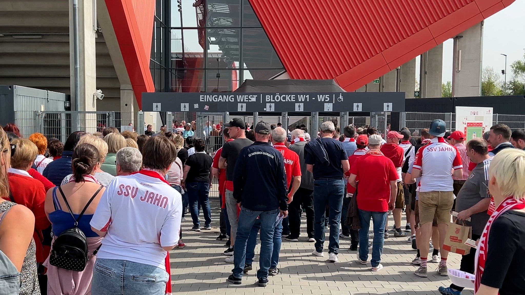 Die Schlange vor dem ausverkauften Spiel des SSV Jahn Regensburg gegen 1860 München.