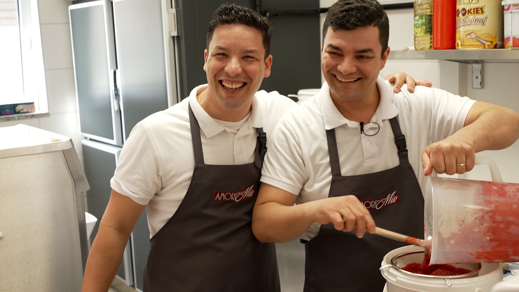 Leandro und Fabiano Dela Vedova führen seit etwa 1,5 Monaten ihre Eisdiele in Sinzing im Landkreis Regensburg.