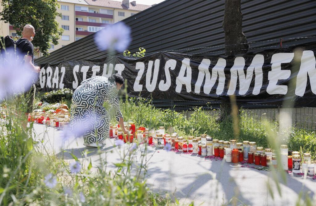 12.06.2025, Österreich, Graz: Beileidsbekundungen liegen vor der Schule nach dem Amoklauf in Graz mit zehn Todesopfern. Foto: Erwin Scheriau/APA/dpa +++ dpa-Bildfunk +++