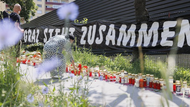 12.06.2025, Österreich, Graz: Beileidsbekundungen liegen vor der Schule nach dem Amoklauf in Graz mit zehn Todesopfern. Foto: Erwin Scheriau/APA/dpa +++ dpa-Bildfunk +++ | Bild: dpa-Bildfunk/Erwin Scheriau 12.06.2025, Österreich, Graz: Beileidsbekundungen liegen vor der Schule nach dem Amoklauf in Graz mit zehn Todesopfern. Foto: Erwin Scheriau/APA/dpa +++ dpa-Bildfunk +++