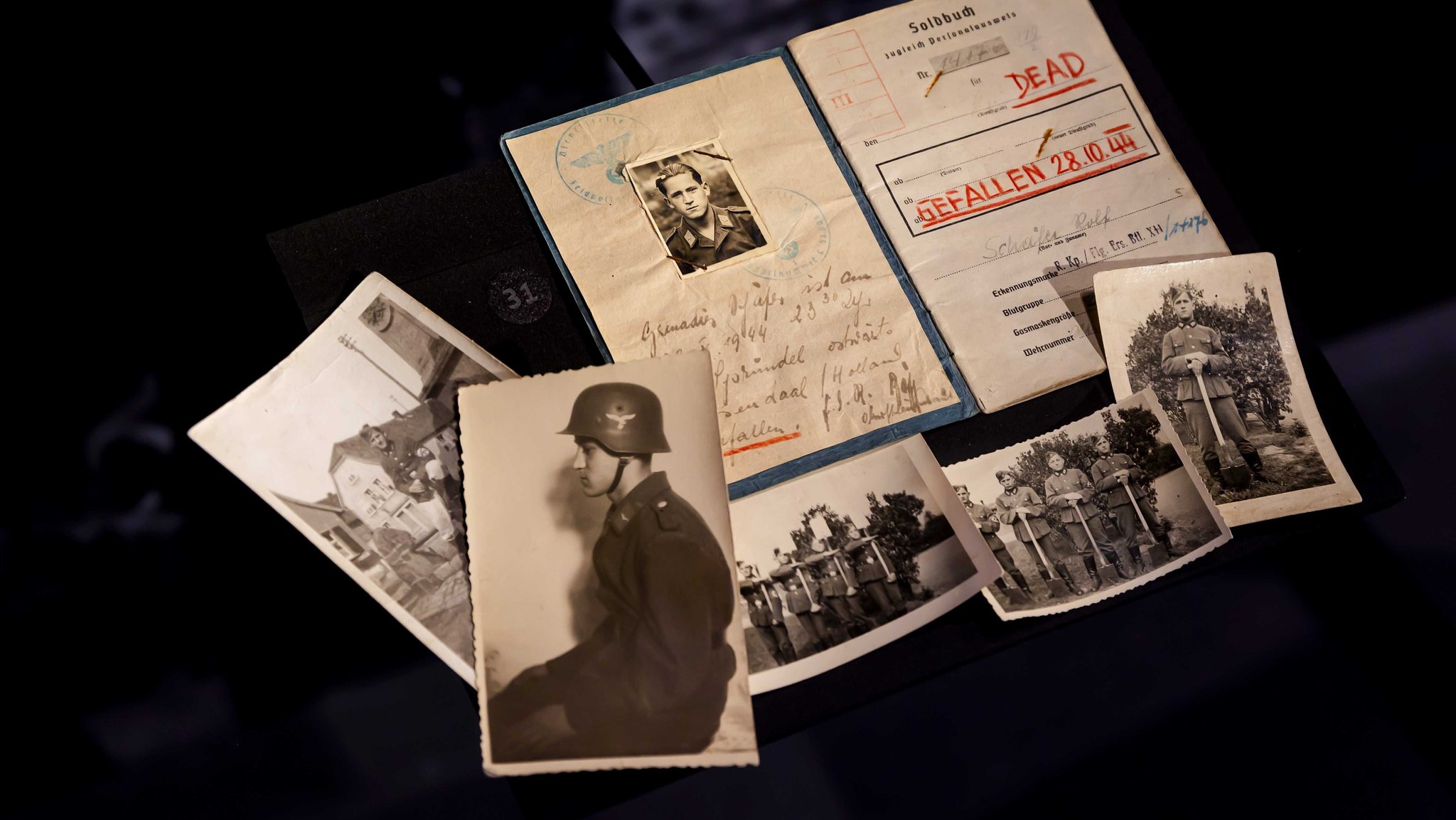 Fotos und Soldbuch von Wehrmachtssoldaten | Bild: picture alliance / ANP | Robin van Lonkhuijsen Fotos und Soldbuch von Wehrmachtssoldaten