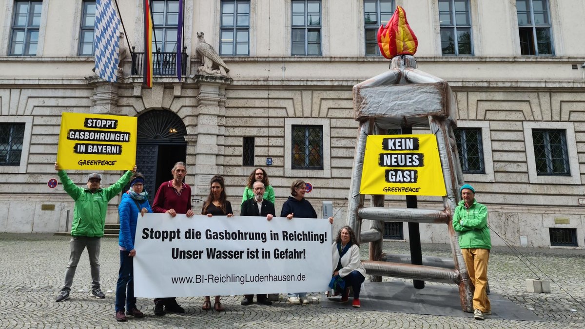 Greenpeace protestiert zusammen mit einer Bürgerinitiative gegen Erdgasbohrungen im Landkreis Landsberg am Lech. 