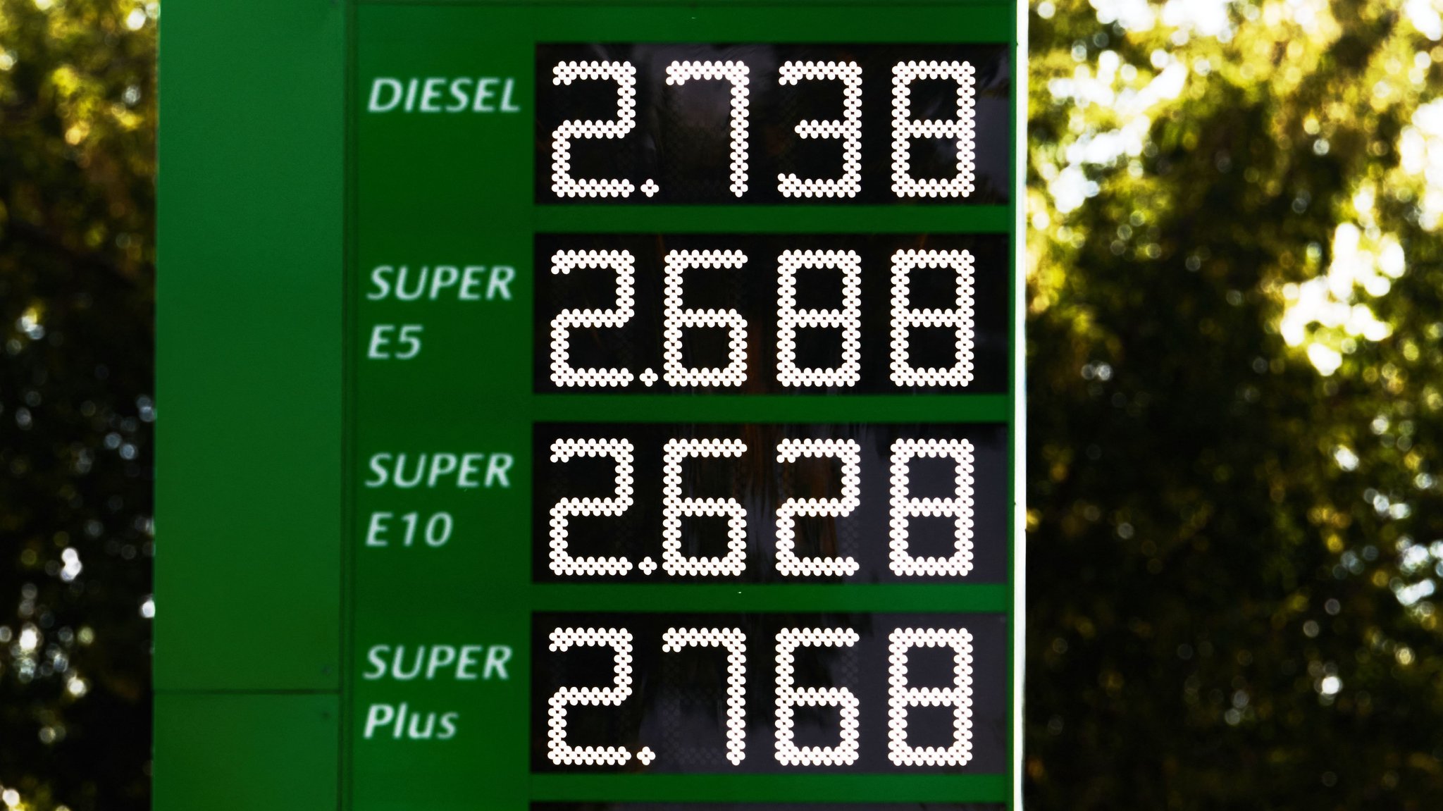 16.09.2026, Sachsen, Dresden: Eine Preistafel zeigt an einer Tankstelle in der Stadt die Kraftstoffpreise an. Foto: Robert Michael/dpa +++ dpa-Bildfunk +++ | Bild: dpa-Bildfunk/Robert Michael 16.09.2026, Sachsen, Dresden: Eine Preistafel zeigt an einer Tankstelle in der Stadt die Kraftstoffpreise an. Foto: Robert Michael/dpa +++ dpa-Bildfunk +++