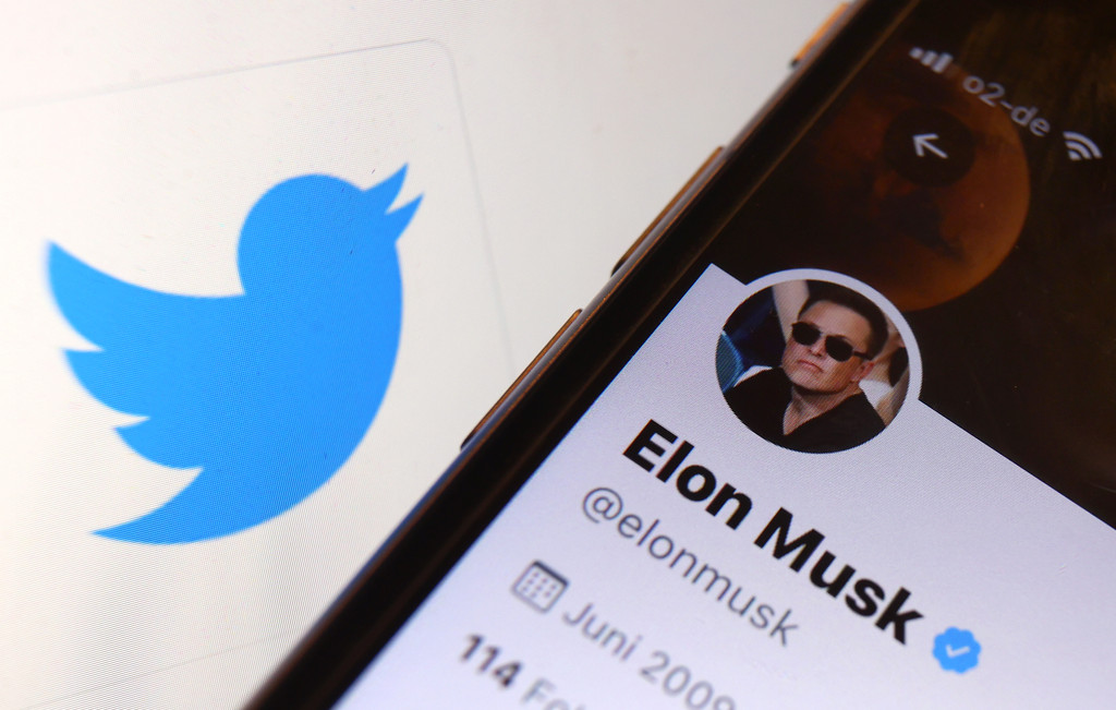 Cooles Profil: Elon Musks Twitter-Account. Montage mit Twitter-Logo.
