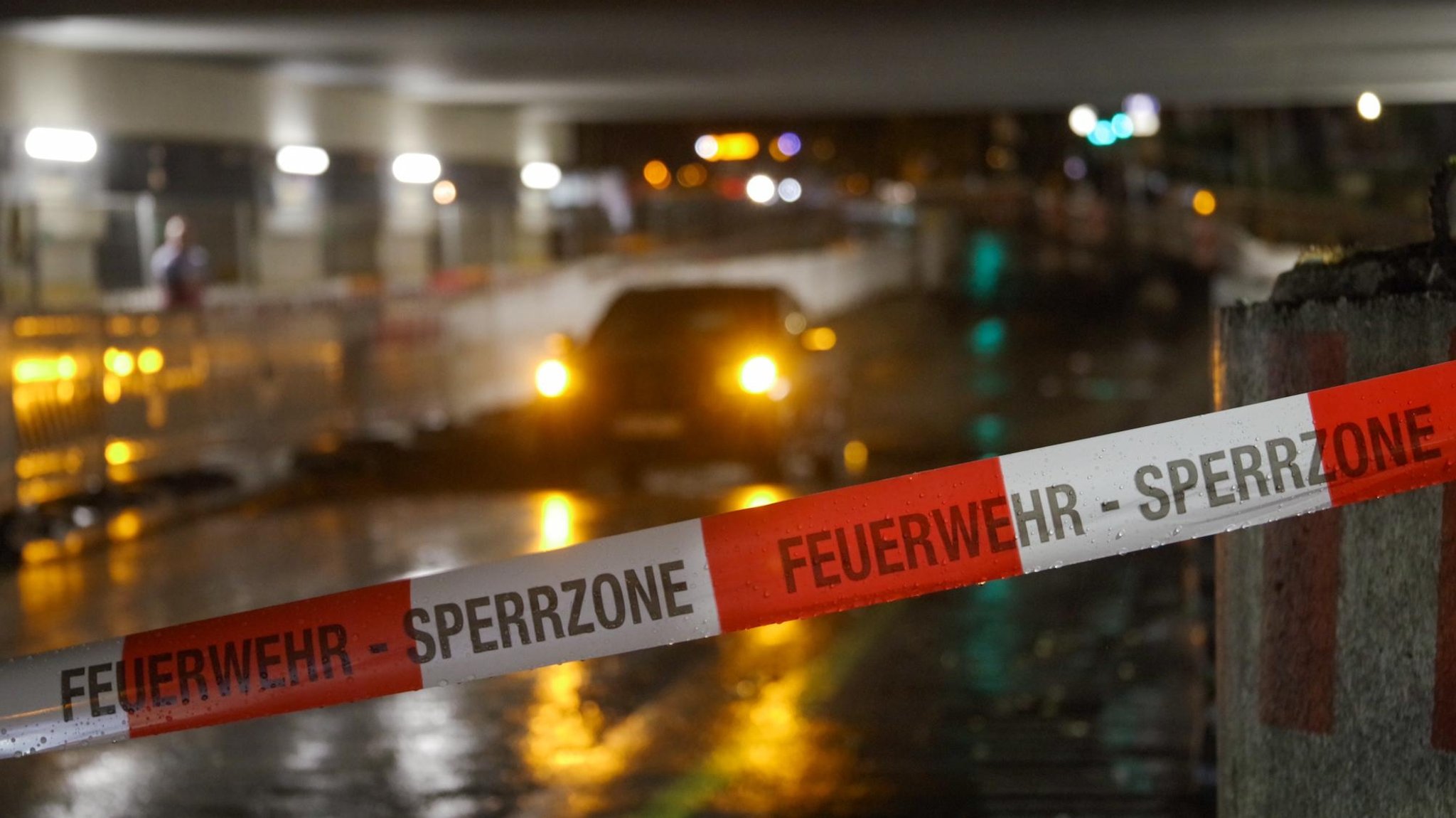 Ein Auto in einer Unterführung. | Bild: BR / Henning Pfeifer Ein Auto in einer Unterführung.