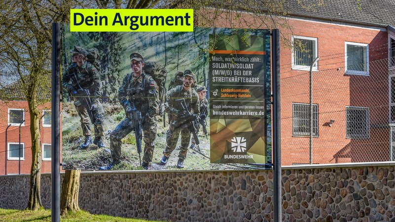 Ein Stellenangebot der Bundeswehr auf einem großen Werbeschild hinter der Theodor Steltzer-Kaserne in Kiel. | Bild: picture alliance / SULUPRESS.DE | Joerg Waterstraat/SULUPRESS.DE Ein Stellenangebot der Bundeswehr auf einem großen Werbeschild hinter der Theodor Steltzer-Kaserne in Kiel.