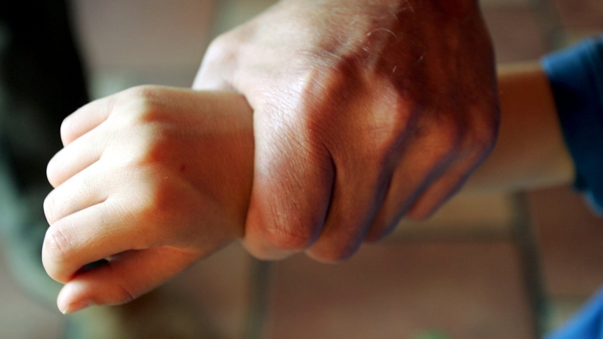 Männerhand umgreift hart das Handgelenk eines Kindes. | Bild: colourbox.com Männerhand umgreift hart das Handgelenk eines Kindes.