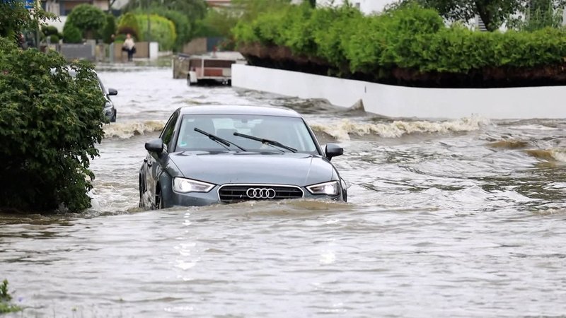 Auto im Hochwasser