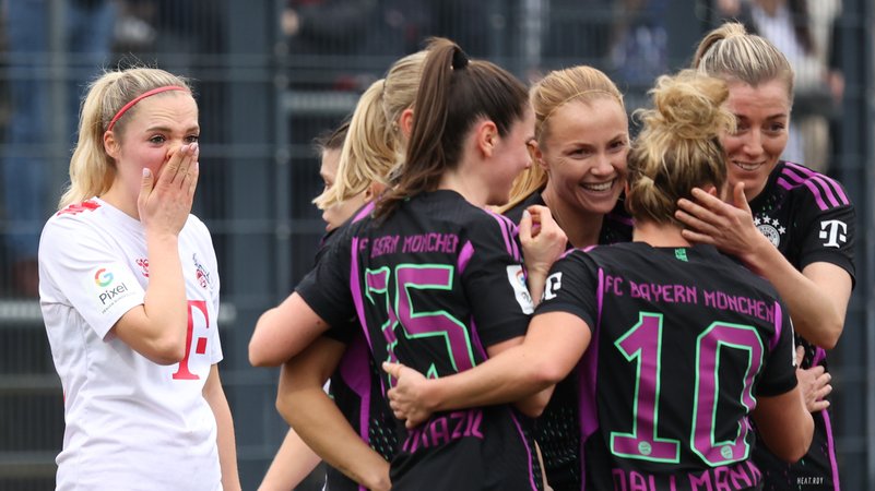 FC-Bayern-Frauen feiern ein Tor beim 1. FC Köln