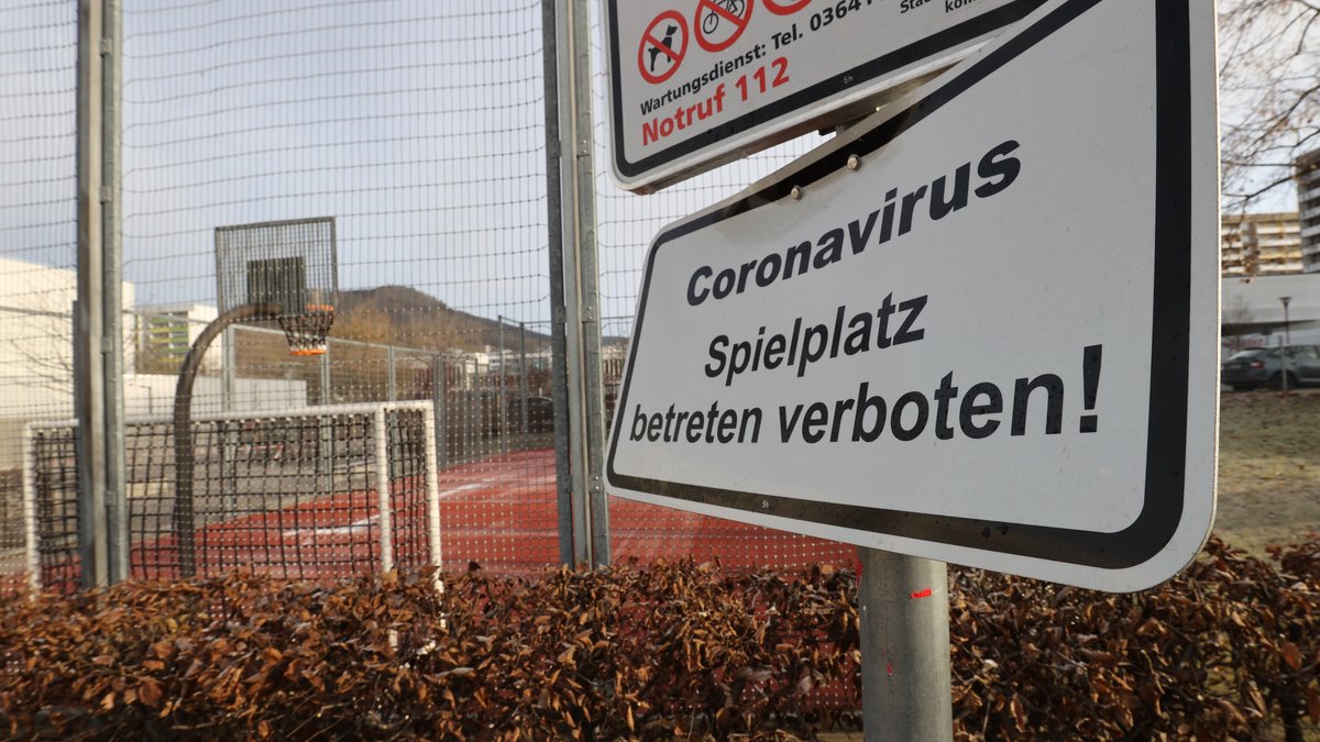 Während der Corona-Pandemie: Schild mit der Aufschrift "Coronavirus - Spielplatz betreten verboten" (Archivbild vom 11.01.2021)