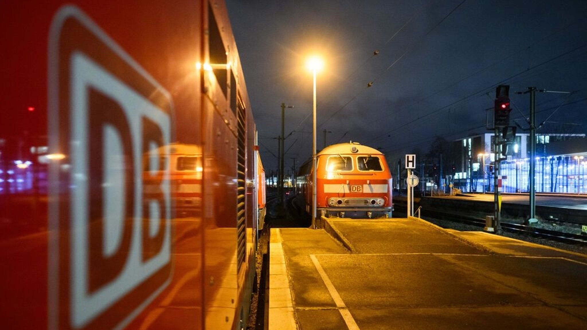 Bahnsteig mit Beleuchtung