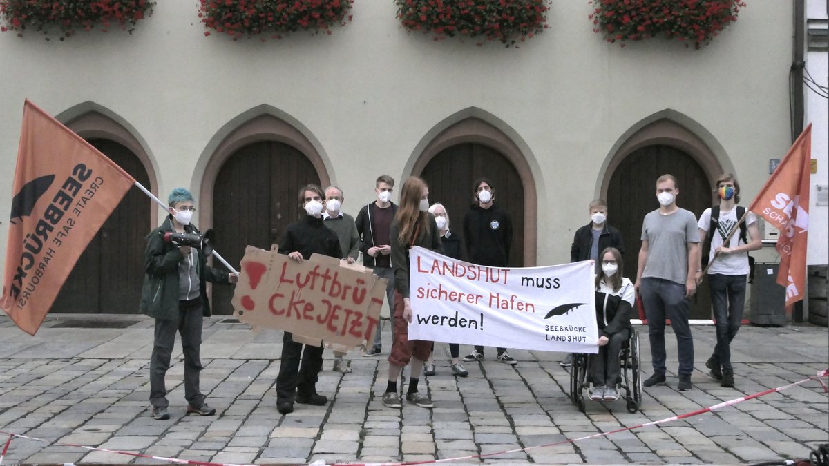 Spontane Demonstration vor dem Landshuter Rathaus