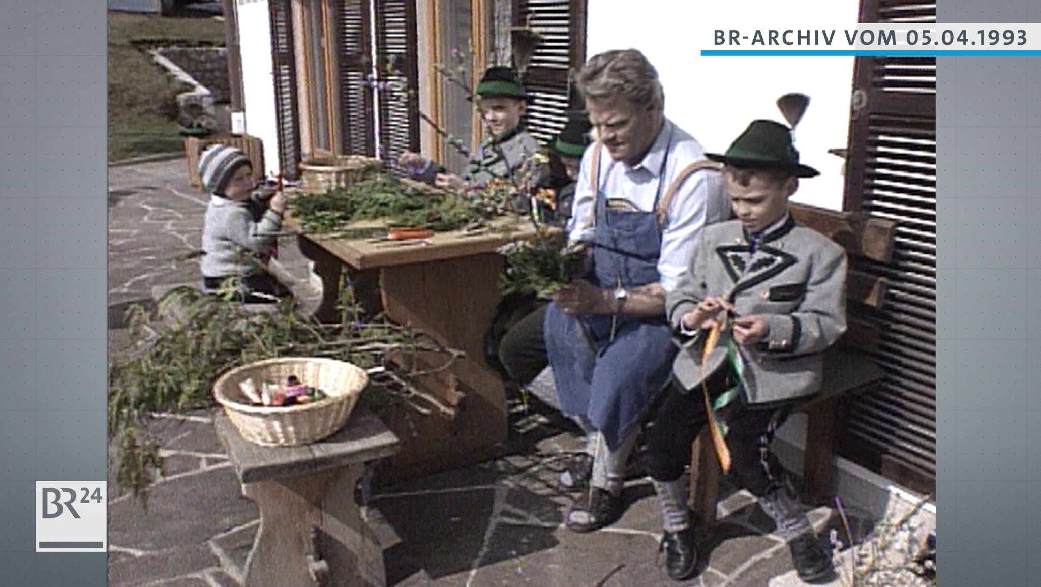 Familie beim Herstellen von Palmbuschen 