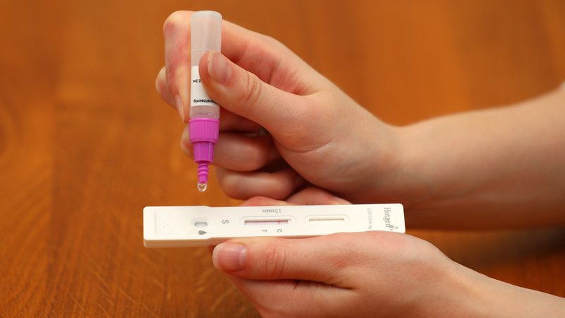 Symbolfoto zum Corona-Selbsttest. | Bild: picture alliance / pressefoto_korb | Micha Korb Symbolfoto zum Corona-Selbsttest.