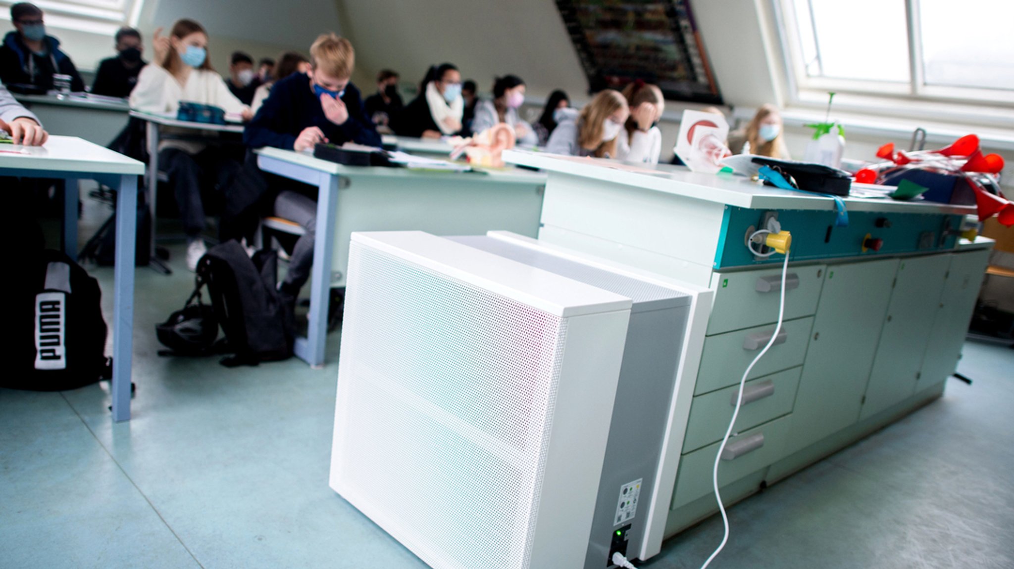 Luftreinigungsgerät in einem Klassenzimmer