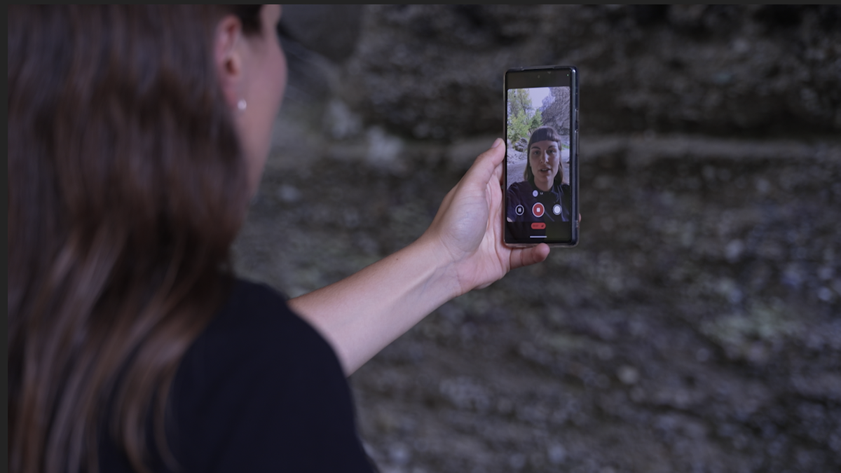 Susanne Siegert hält ihr Handy in der Hand und filmt sich im Selfie-Modus
