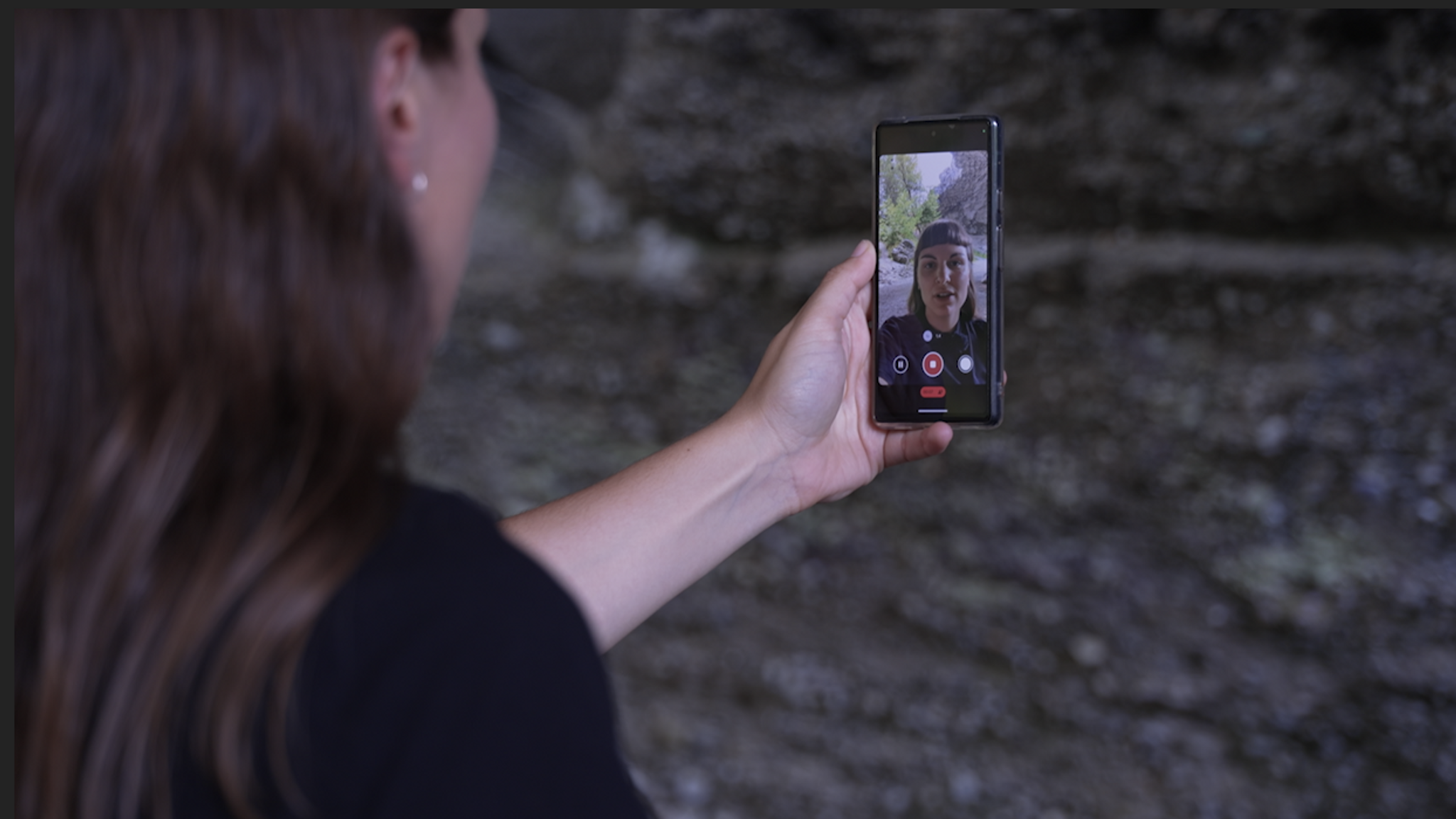 Susanne Siegert hält ihr Handy in der Hand und filmt sich im Selfie-Modus