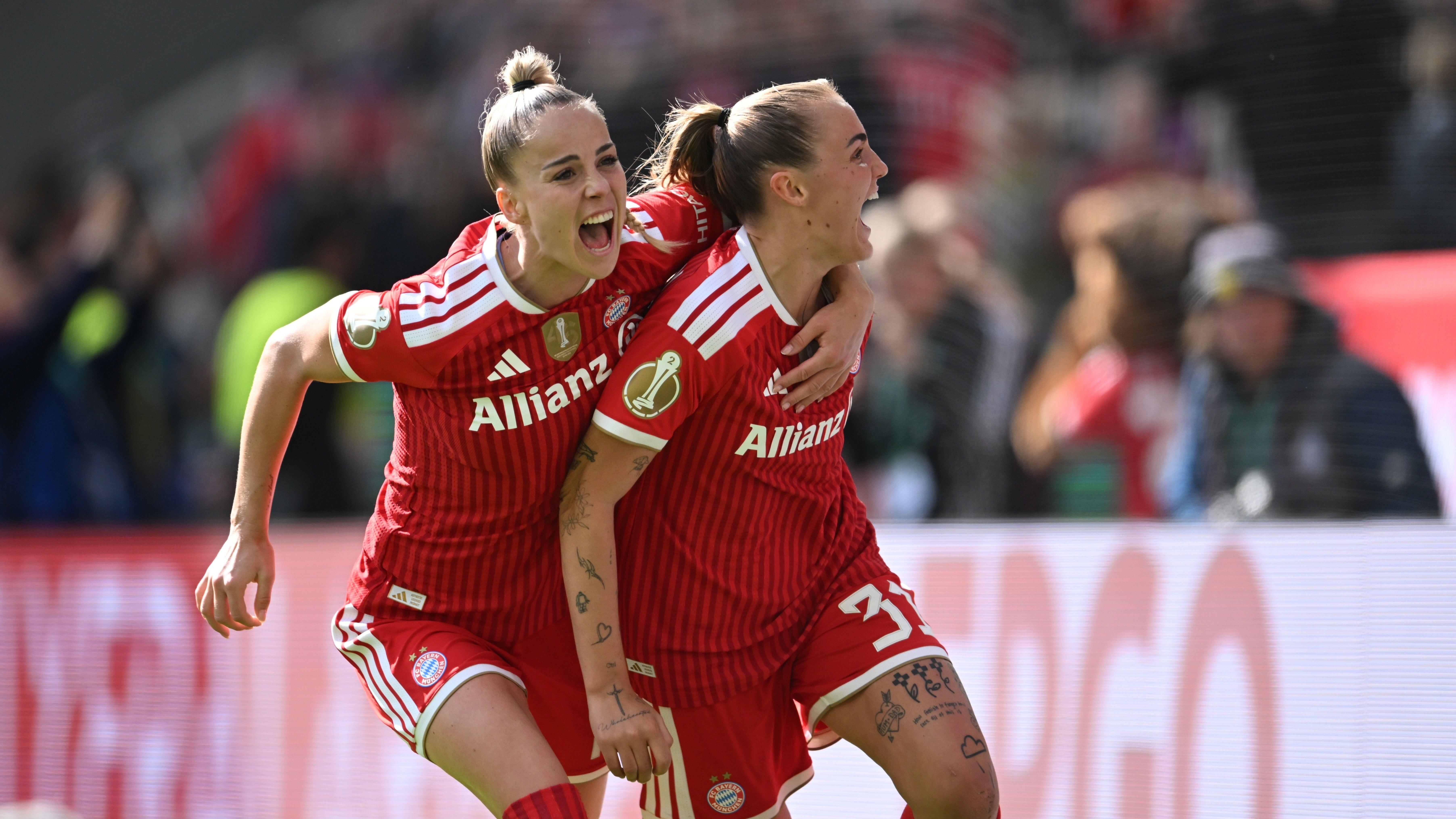 Giulia Gwinn (Bayern München, l) und Georgia Stanway (Bayern München) jubeln nach dem 1:0.