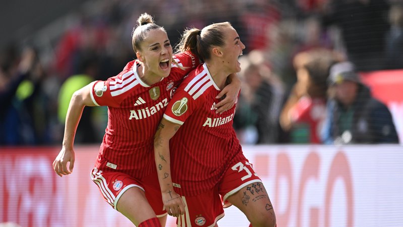 Giulia Gwinn (Bayern München, l) und Georgia Stanway (Bayern München) jubeln nach dem 1:0. | Bild: picture alliance/dpa | Fabian Strauch Giulia Gwinn (Bayern München, l) und Georgia Stanway (Bayern München) jubeln nach dem 1:0.